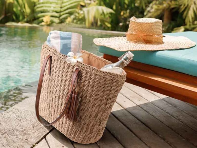 how to wear a straw bag