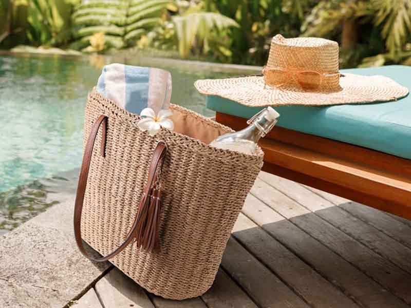 how to wear a straw bag